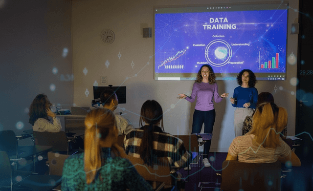 Profesores con pizarra explicando datos